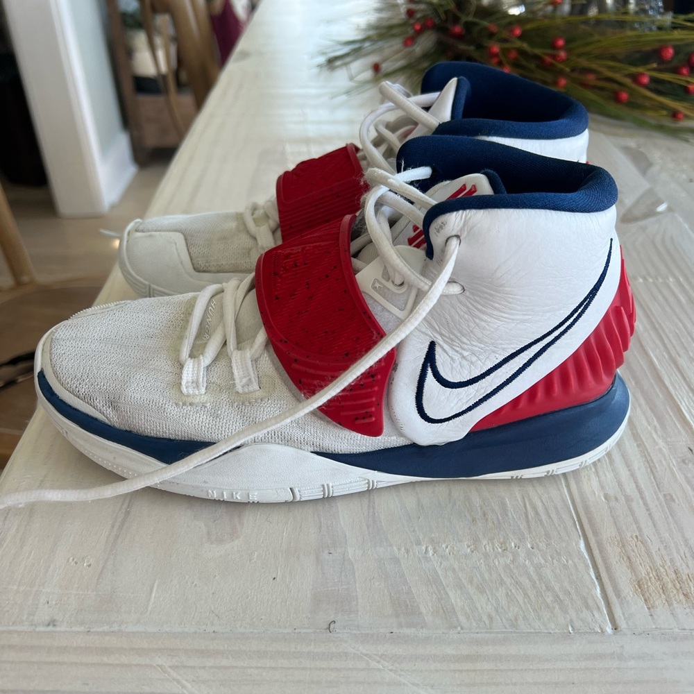 Nike Kyrie Irving Basketball shoes Boys youth size 4
